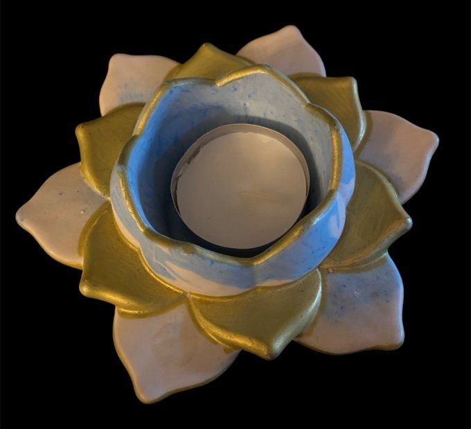 Bougeoir fleur de lotus ouverte en réine minérale