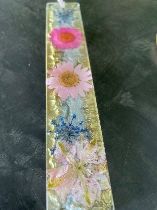 Marque-page en résine epoxy et fleurs