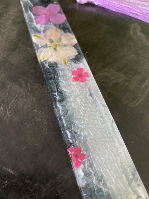 Marque-page en résine epoxy et fleurs
